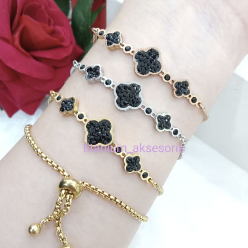 gelang serut titanium clover mata mata hitam