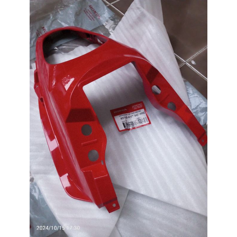 83750-KYT-940WRD cover center lampu belakang Honda Scoopy karbu merah original ahm