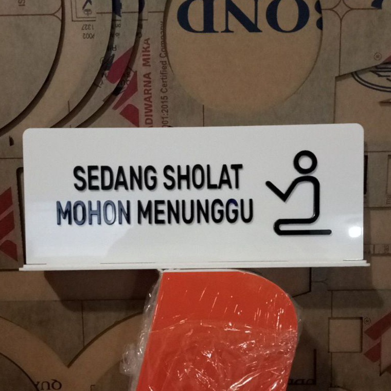 

ART K2V4 Sedang Sholat Sign In Label Acrilik tmbul