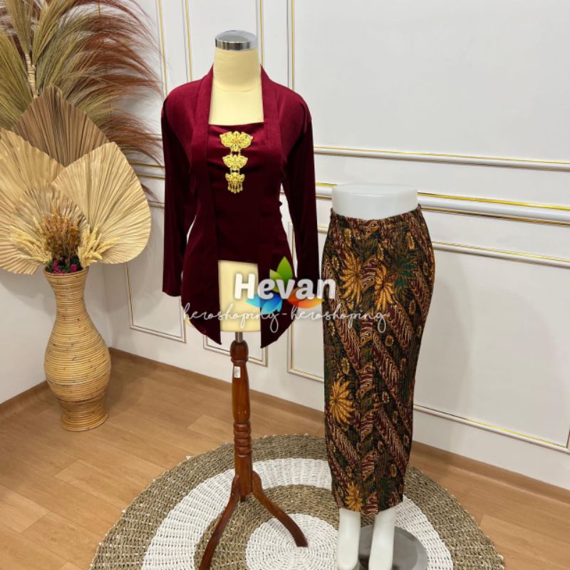 Kebaya Maroon dan Rok Plisket Nuansa Maroon