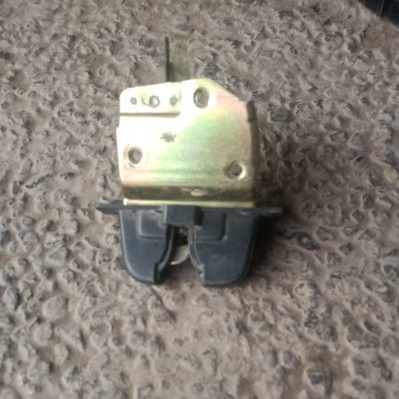 Doorlock kuncian bagasi accord maestro 90-91