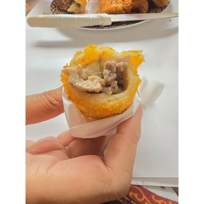 

Risol beef wagyu keju mozarella dengan cocolan spesial saus truffle , isi 10pcs
