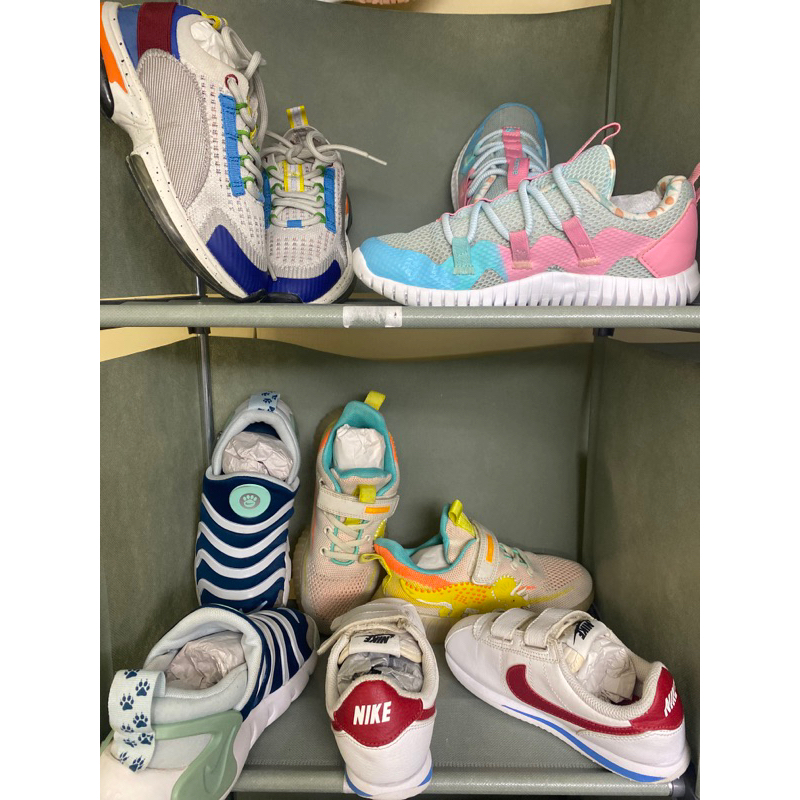 Etalase Live Sepatu Bocah