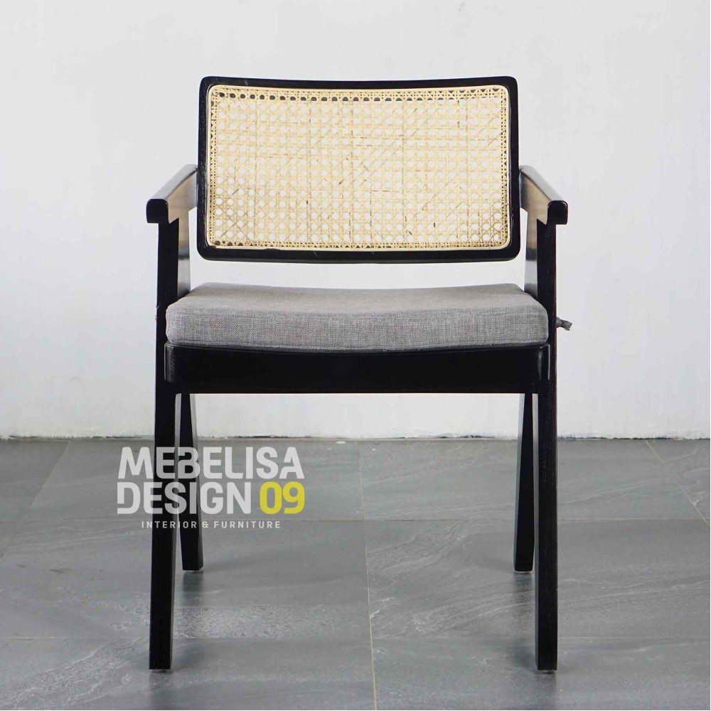 Kursi Makan Scandinavian Minimalis Sandaran Rotan + Bantalan