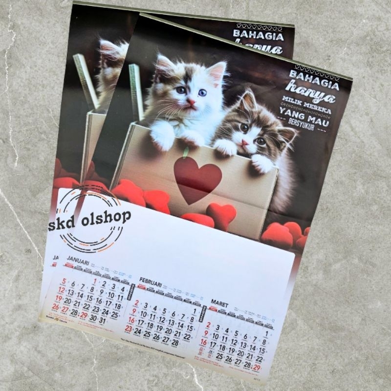 

kalender tahun 2025 gambar kucing AO 118 4 lembar x 3 bulanan ukuran 38x54cm(terima castume cetak merek)