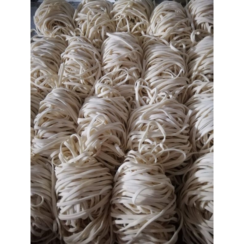 

Mie Pangsit Gepeng / Pipih 340 Gram ( Isi 4 Ikat )