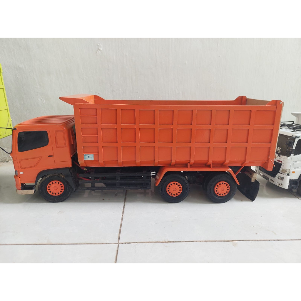 RC Truk Hino 500 Warna Oren