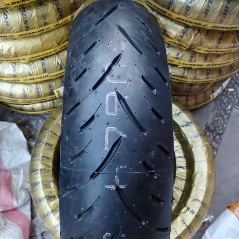 Ban luar Dunlop 140/70 17 Tubbles