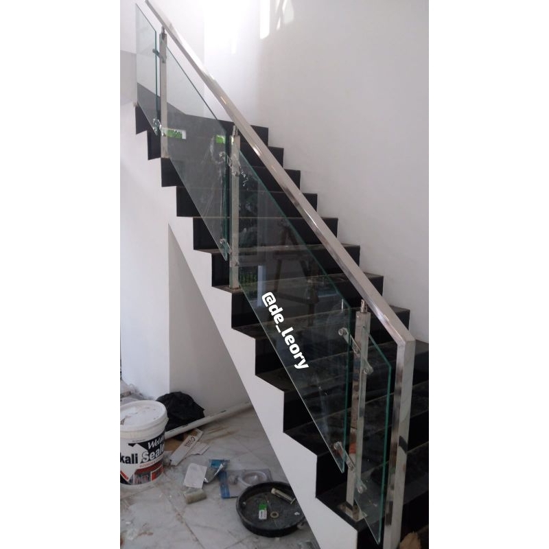 Railing Kaca Rangka Stainless Pagar Balkon Tangga