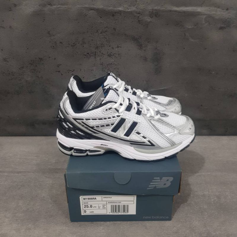 Sepatu NB 1906R Silver Metallic Black