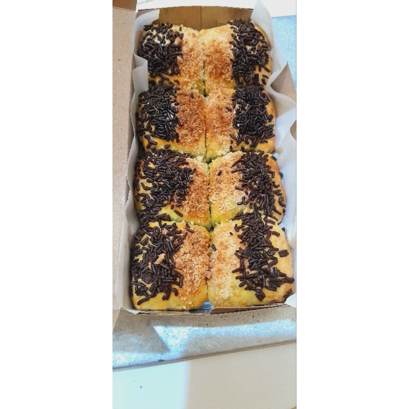 

Halal 10 pcs Bolen pisang cokelate .( 1 box isi 8 pcs + 2 pcs dikemas dg plastik opp)