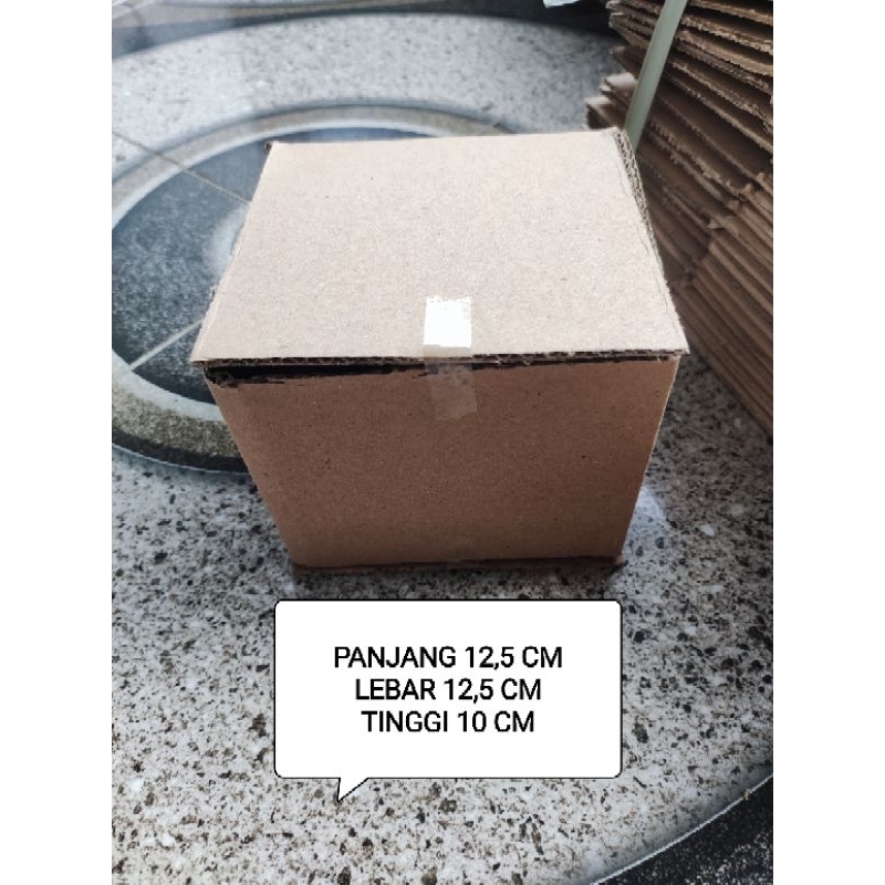 

Kardus paking 12,5 x 12,5 x 10 cm cocok untuk online shop kosmetik dll khusus untuk anda yg berjualan barang" kecil atau lain sebagainya