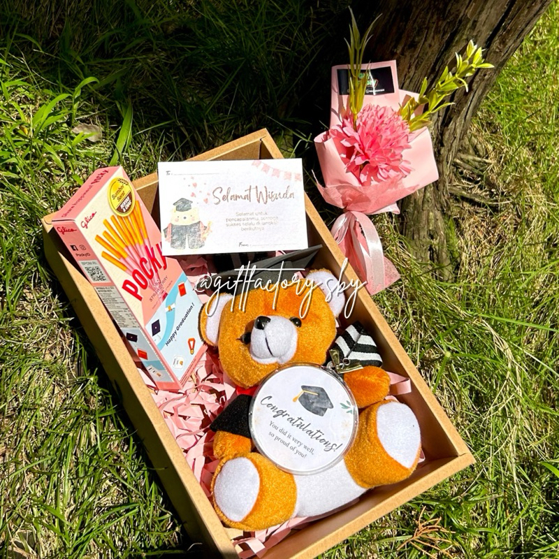 

[READY KIRIM INSTAN] Gift Box Wisuda – Hampers Snack & Boneka | Kado Graduation / Sidang Murah