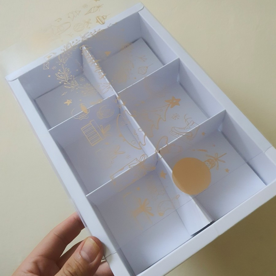 

1 Pack Isi 5 Pcs Dus Parcel Natal Mika Sekat 6 Putih Box Motif Christmas Ukuran 7.5x7.5x4.5 cm