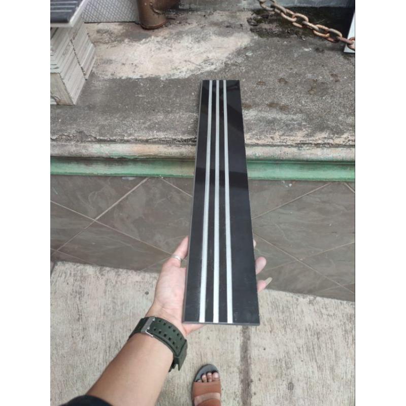 List plint granit 10x60 Hitam polos