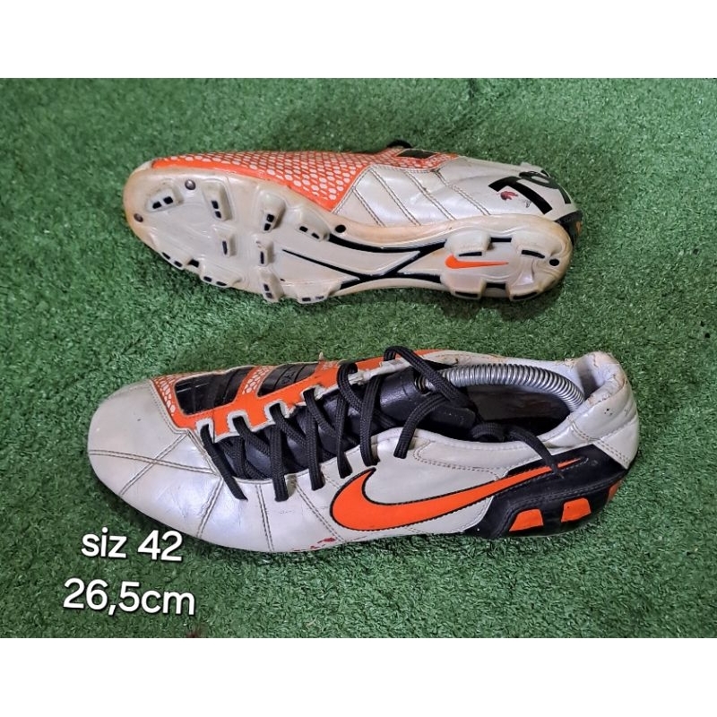 sepatu bola nike t90