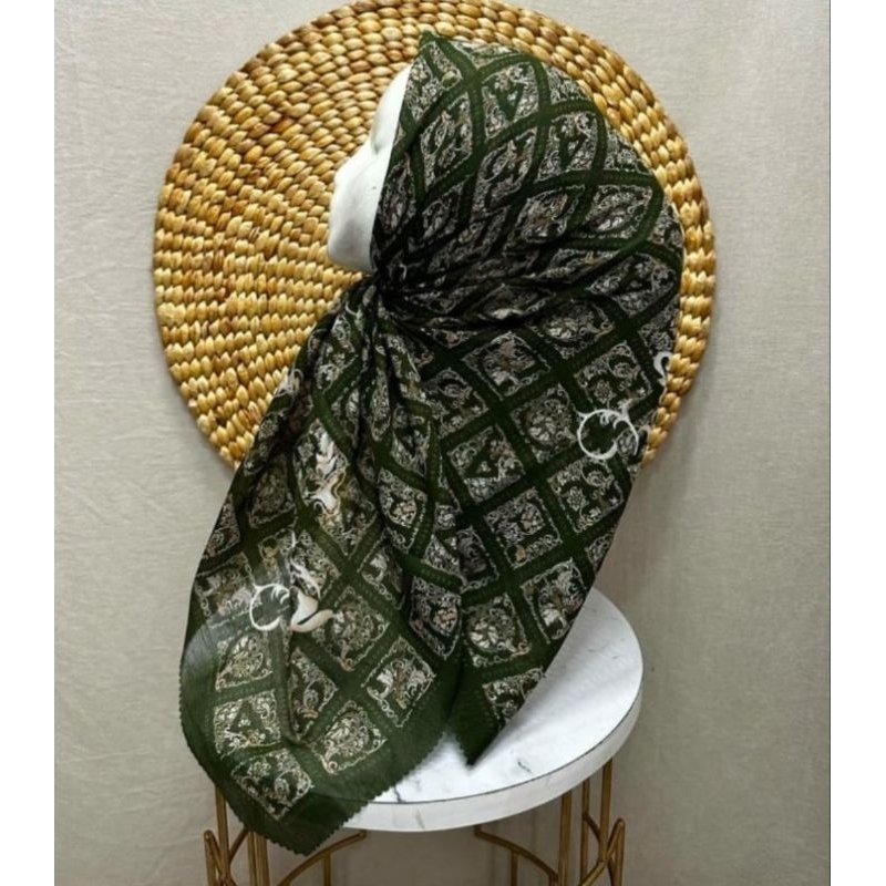 HIJAB SEGI EMPAT VOAL MOTIF KOTAK ARMY CREAM