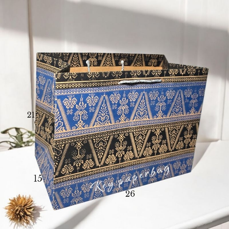 

Paper Bag Bento Motif Songket Biru Uk 26x15x21