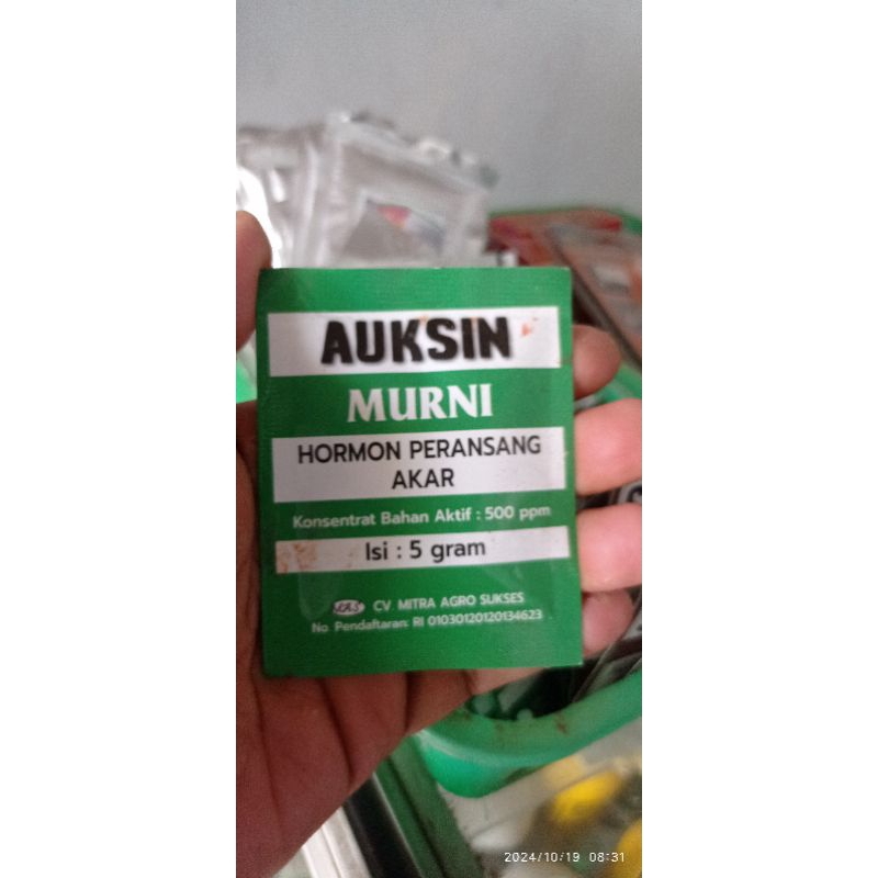 Pupuk perangsang akar buah dan bunga pada tanaman