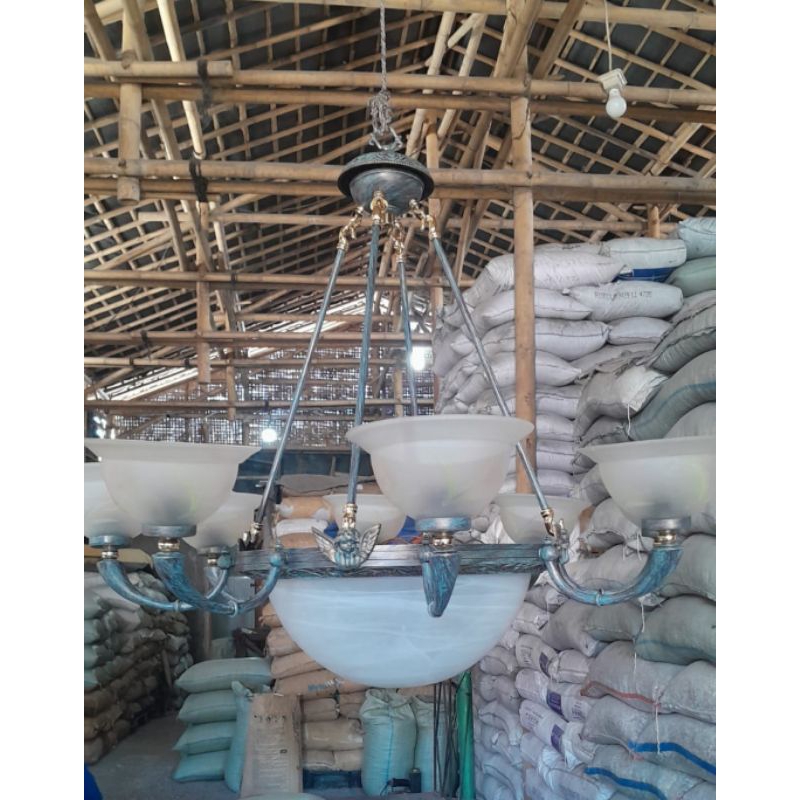 Lampu hias Gantung Ruang Tamu model klasik 8 tangkai