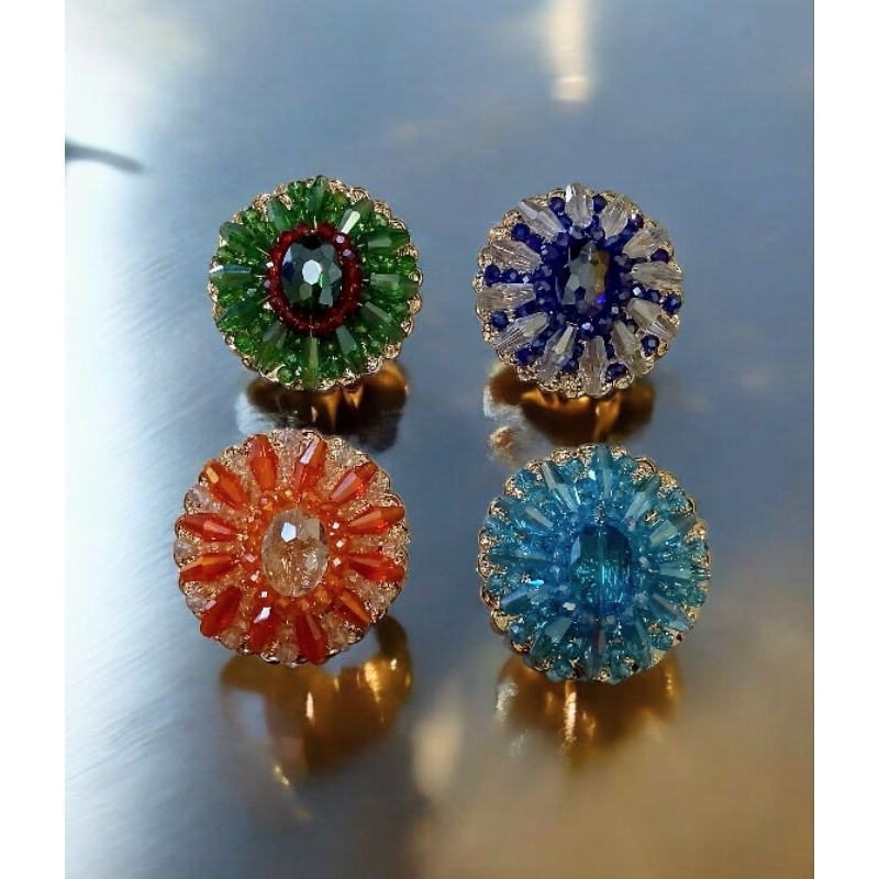 Bros peniti dada, Bros jilbab, Bros kebaya