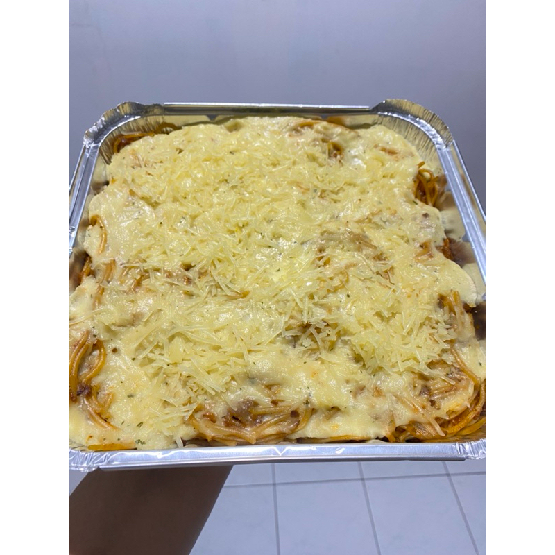 

ready to eat bashamel pasta spaghetti saus merah disiram dengan saus putih yang ngeju banget