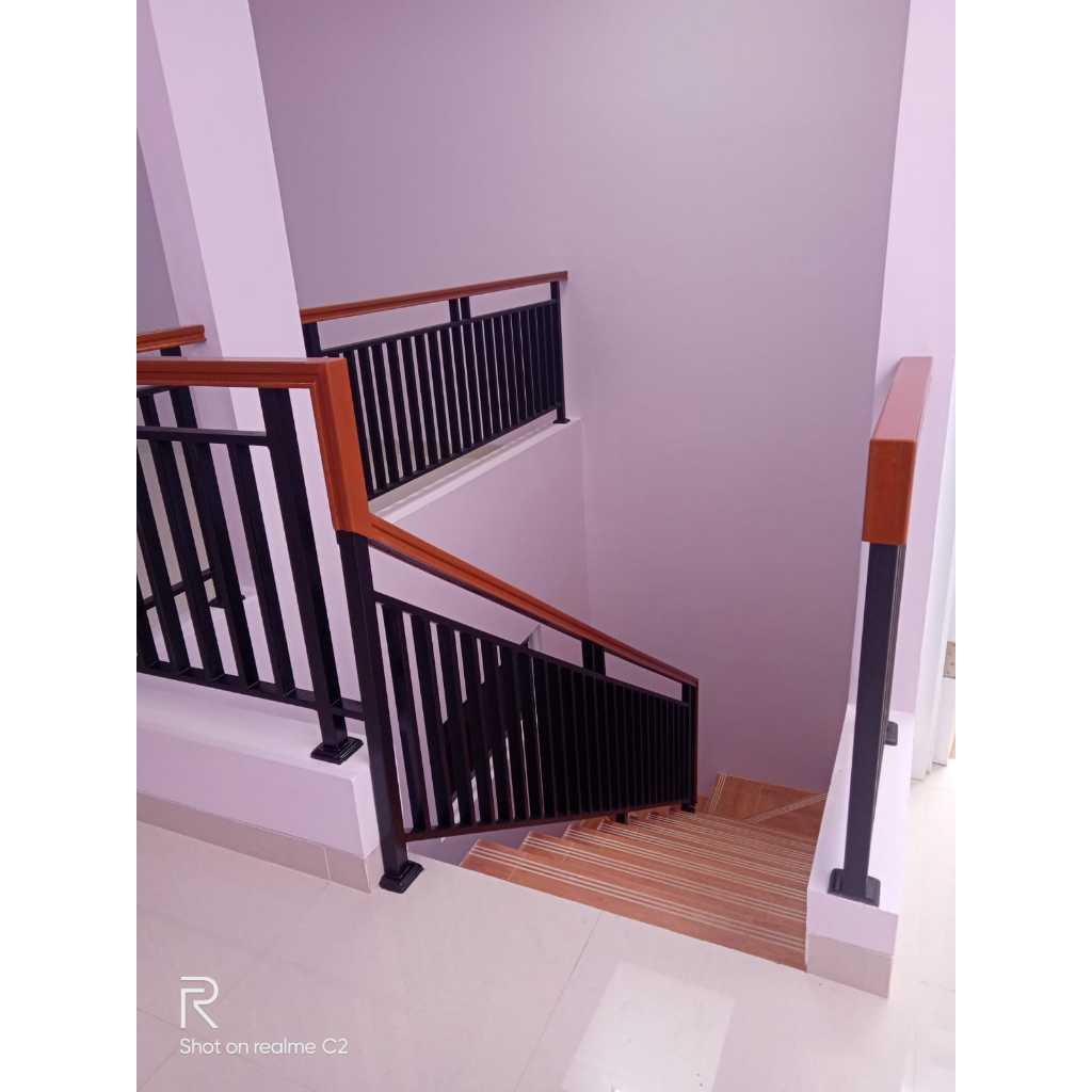 Reling tangga besi pegangan kayu/ tangan- tangan kayu rumah minimalis modern Bandung