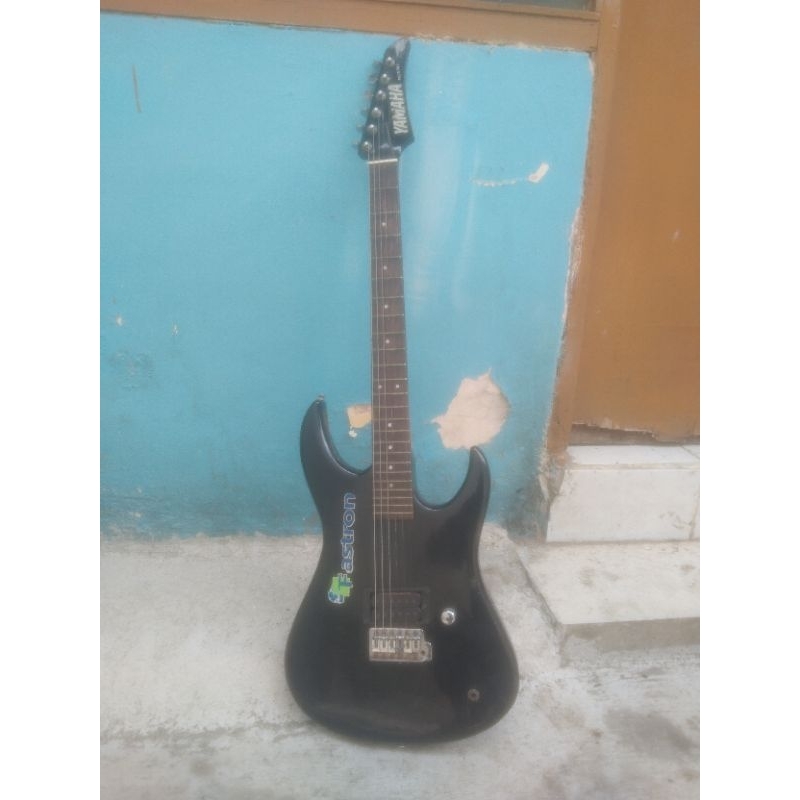 gitar listrik merek Yamaha