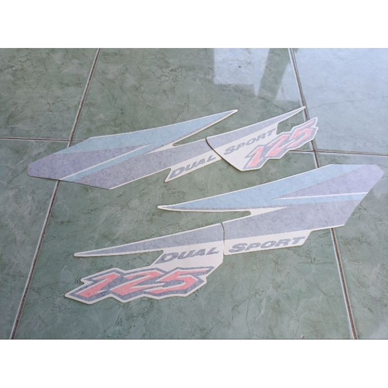 STRIPING LIST TS 125 WARNAH BIRU ORIGINAL KURANG BAGIAN TANGKI KANAN KIRI
