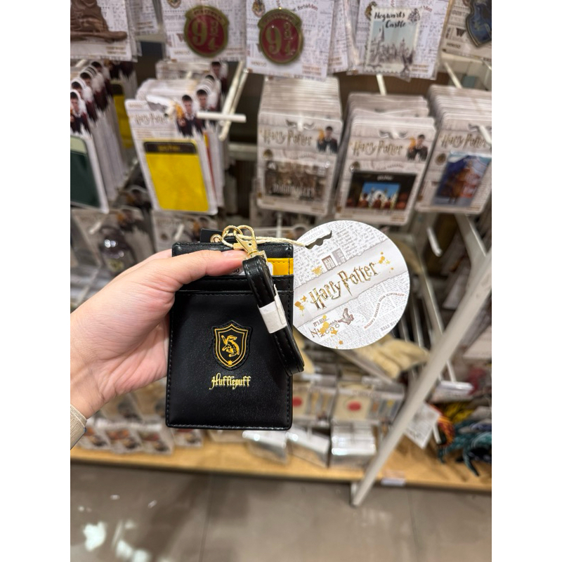 

READY STOCK! MINISO X HARRY POTTER HUFFLEPUFF HITAM LANYARD ID CARD HOLDER TEMPAT DOMPET KARTU