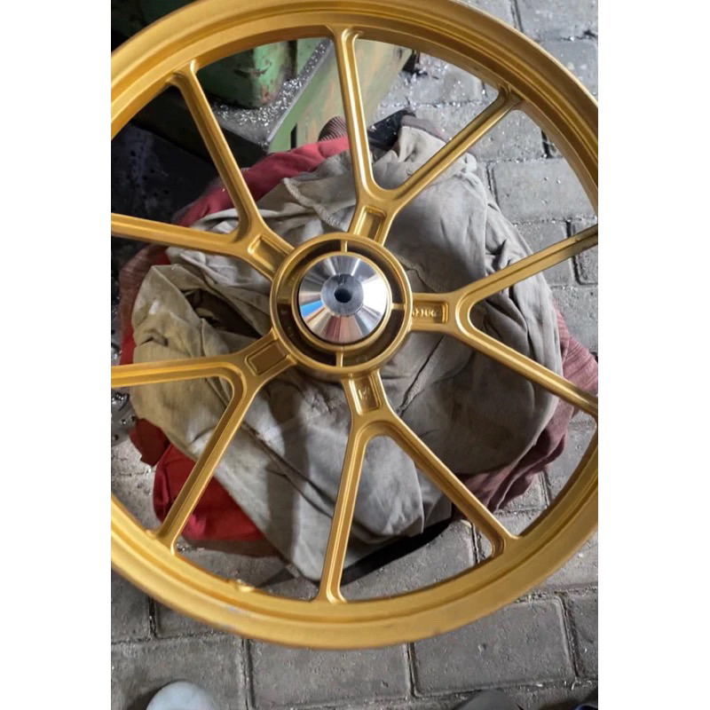 bosing kanan kiri velg jupiter di PNP kan motor satria Fu build up V-Rossy vnd brt