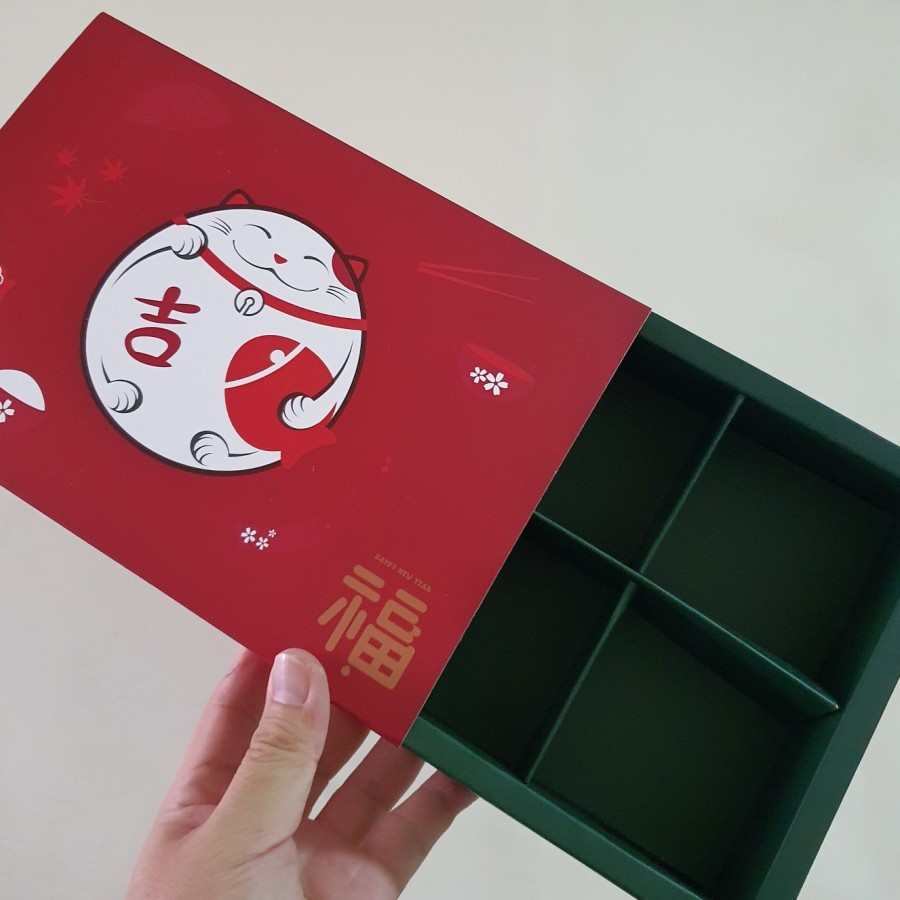 

box ivory hijau tutup merah motif lucky cat hoki keberuntungan kotak packaging hampers kue chinese new year sekat 6 ukuran 22.5 x 15.5 x 4.5 cm