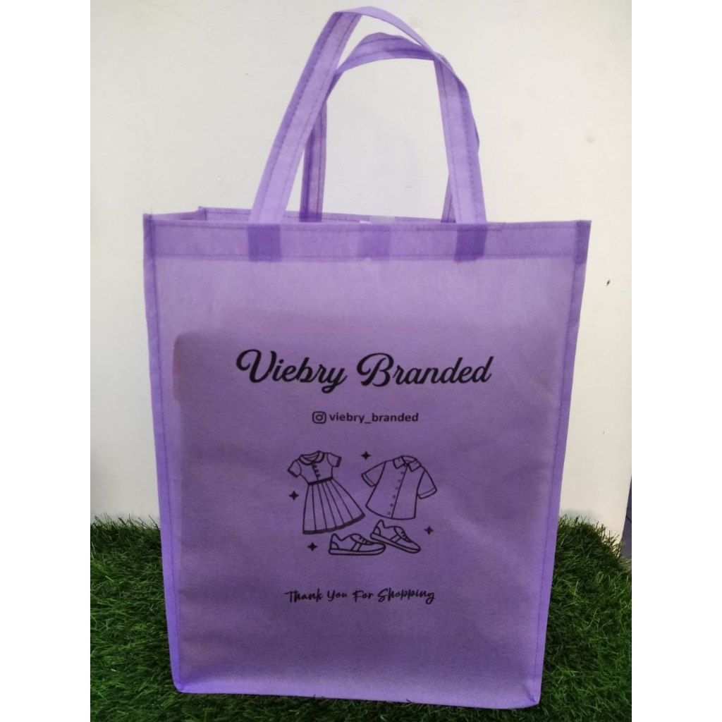 

Tas Spounbond Sablon 1 sisi /ukuran 30x10x40 / Tas Tasyakuran/ Tas Mengenang/Souvenir