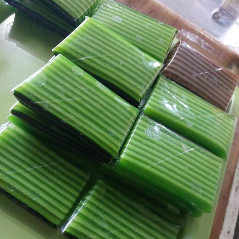 

Jajanan pasar Kue basah lapis aci