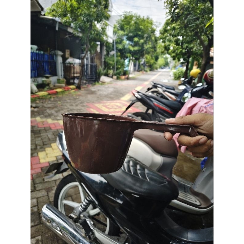 Gayung Mandi Tretan Coklat Murah AR