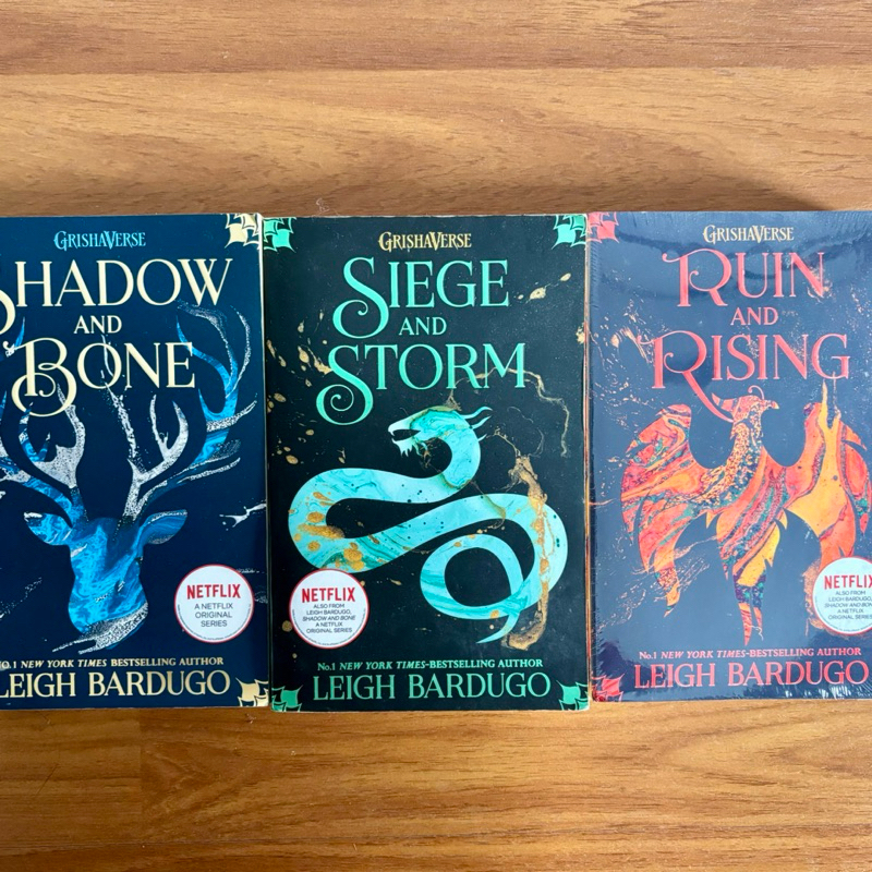 Preloved Buku Trilogy Shadow and Bone English Version
