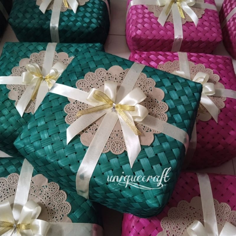 besek cantik kombinasi warna dan pita 22×22 | besek warna | besek pita | besek hias