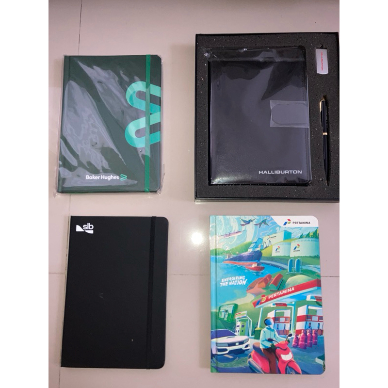 

Buku (notebook) 4 buah, bolpen, flash disk