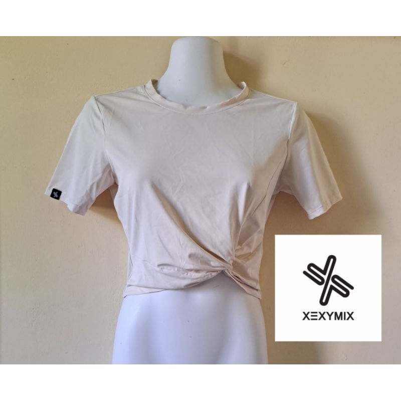 [PRELOVED/THRIFT] XEXYMIX KAOS ATASAN CROPTOP SPORT OLAHRAGA WANITA WARNA IVORY
