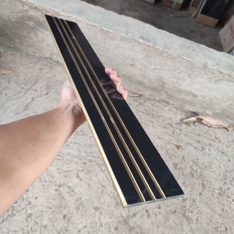 List Plint Granite Stepnosing 10x60 Black / Stepnosing Gold bevel gold
