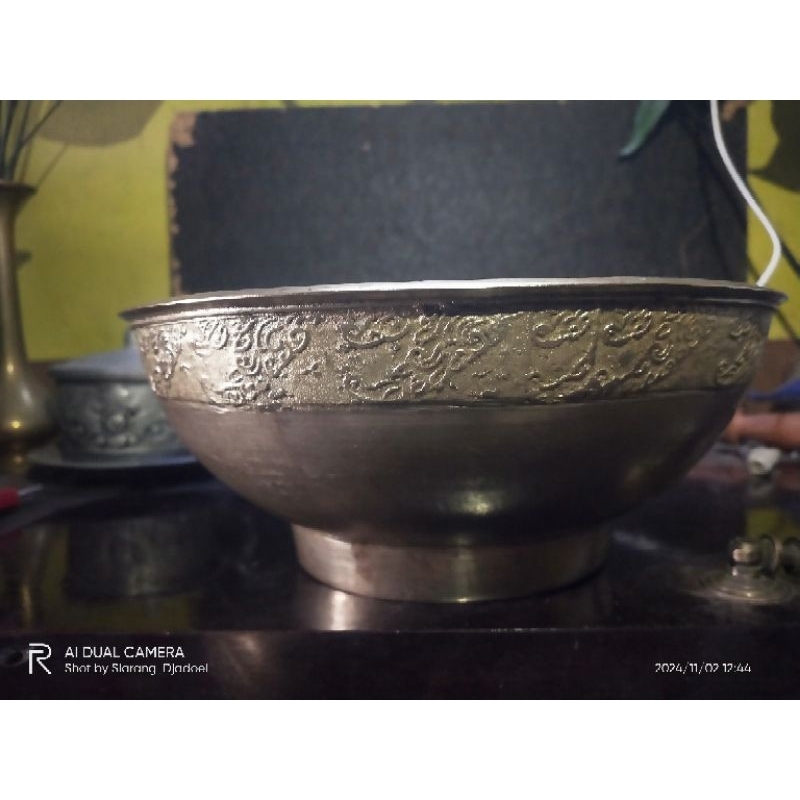 Bokor antik kuno jadul lawas. bahan tebal