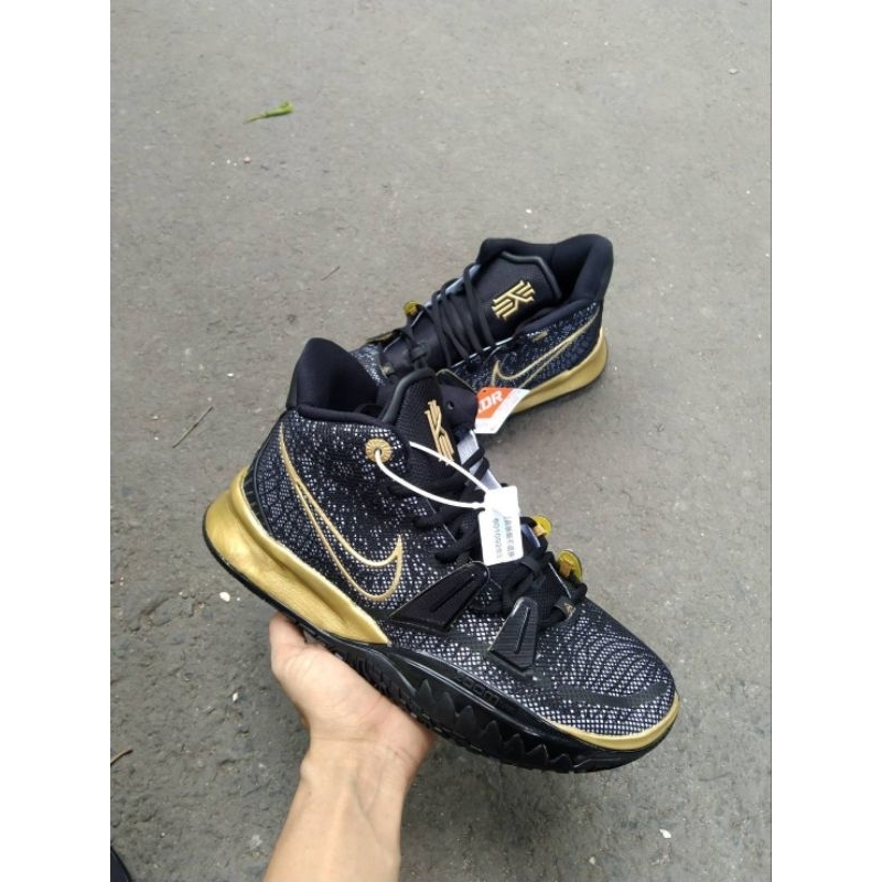 Sepatu NK Kyrie 7Metalic Gold
