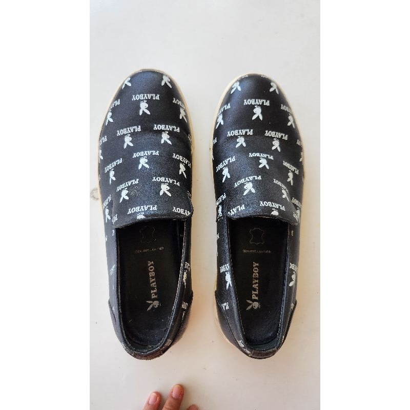 SECOND • Sepatu Playboy Asli Warna Hitam Motif Playboy Size 43 Preloved