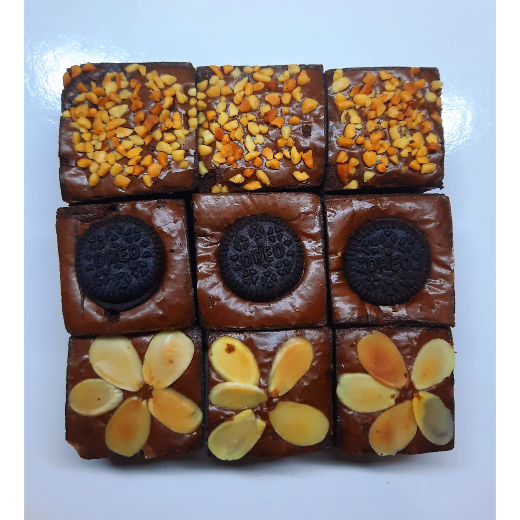 

.Sekat 9 - Brownies Special Bebas Pilih Topping Almond Slice Milo cube ( DS Bgr )