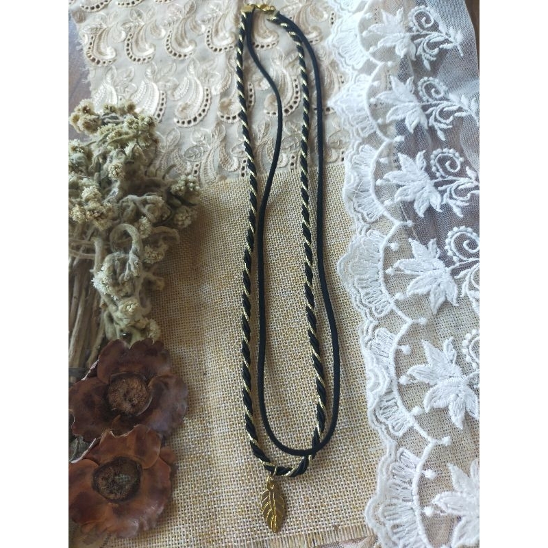 Kalung Tali Hitam Emas Bandul Bentuk Daun