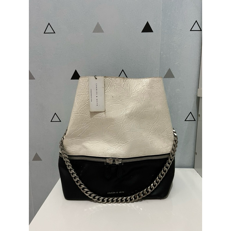 preloved tas putih hitam cantik lucu charles n keith