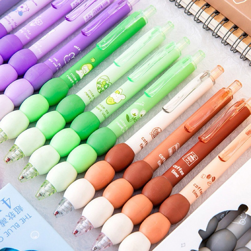 

PENA GEL MEKANIK 1 SET ISI 4 PCS MOTIF KARTUN WARNA WARNI CEPAT KERING DENGAN BANTALAN BULAT NYAMAN / FAST DRYING WITH COZY ROUND GRIP