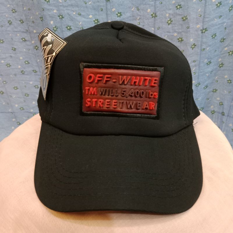 TOPI OFFWHITE