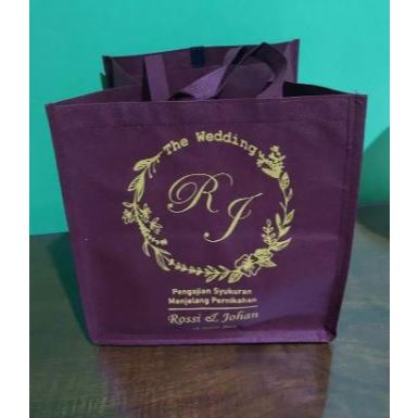 

Goodie Bag Sablon Custom / Tas Spunbond Sablon Free Desain Bisa Custom Muat Box 22 x 22