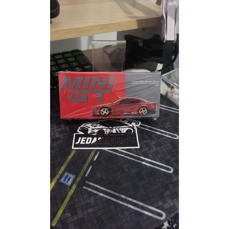 Mini GT Nissan Silvia Rocket Bunny Merah